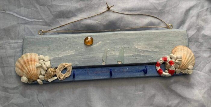 Κλειδοθήκη από ξύλο με θαλασσινά πρόσθετα
