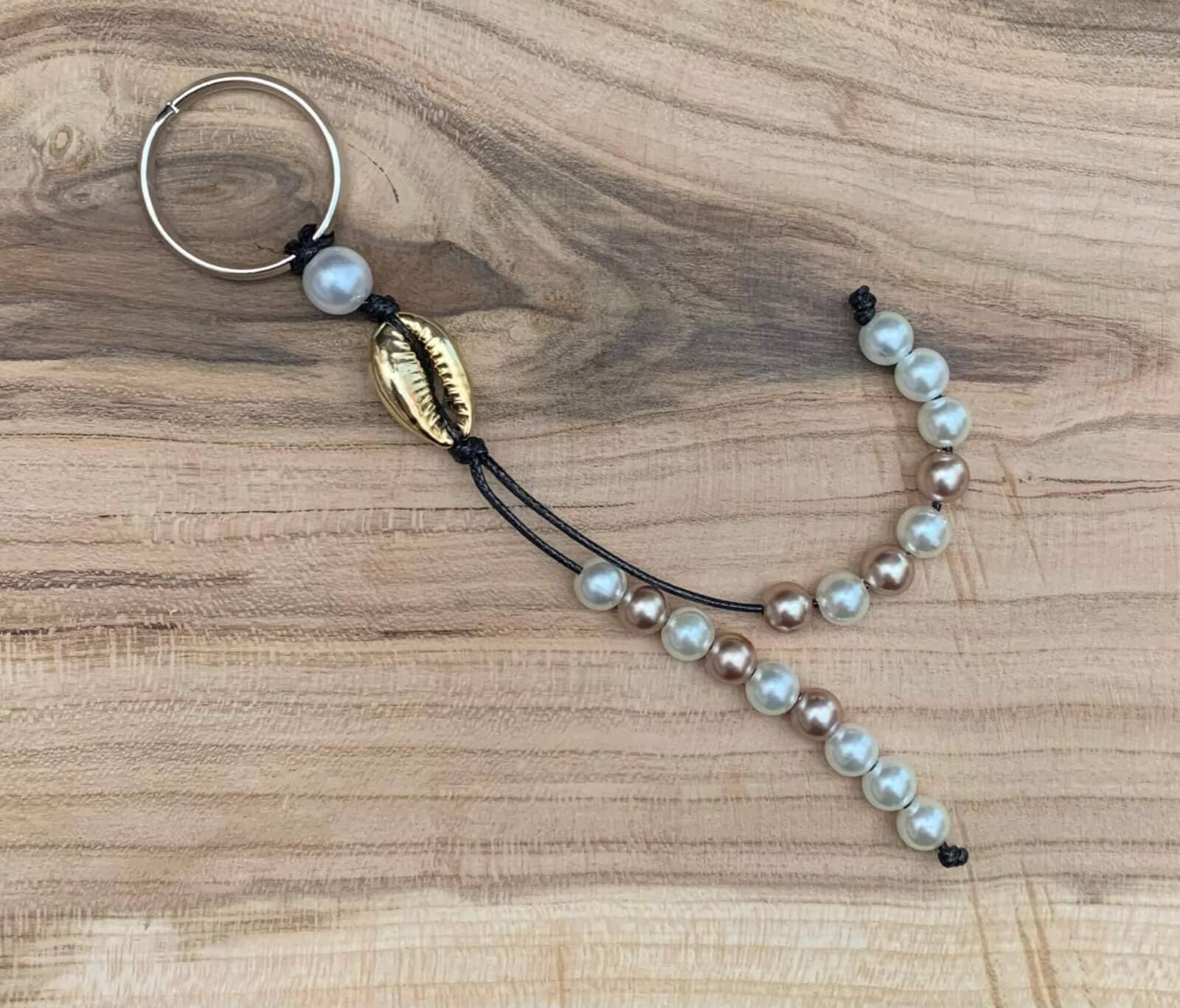 ΜΠΡΕΛΟΚ με χάντρες πέρλα λευκή και κοχύλι