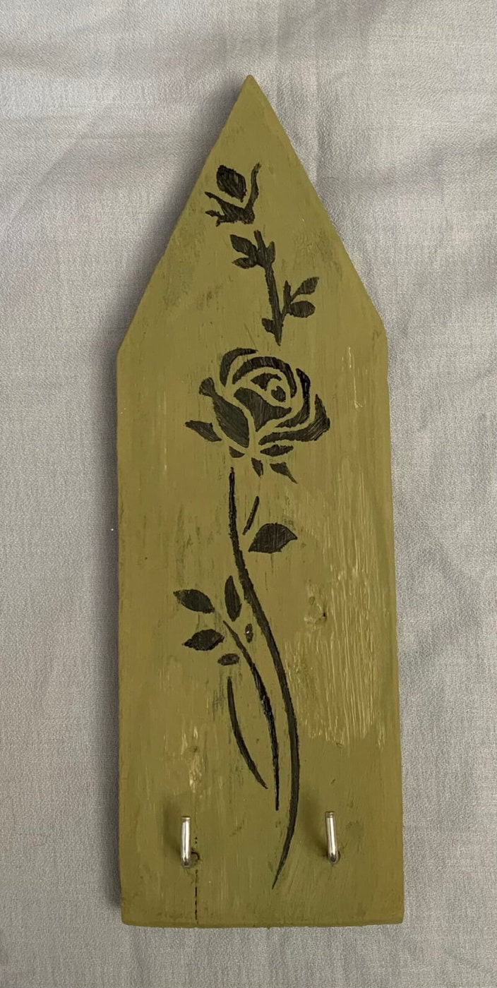 Κλειδοθήκη χακί με τριαντάφυλλο